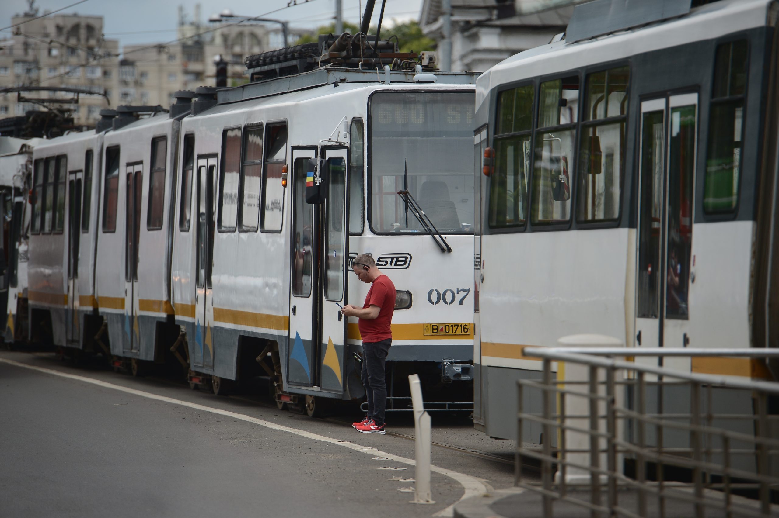 Un bărbat a murit în tramvaiul 41 din București. Circulația a fost oprită mai mult de o oră