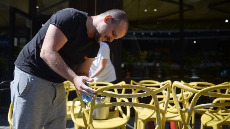 Nu e nevoie să îți dai CNP-ul când faci rezervare pentru a ieși la terasă. Ce spune premierul