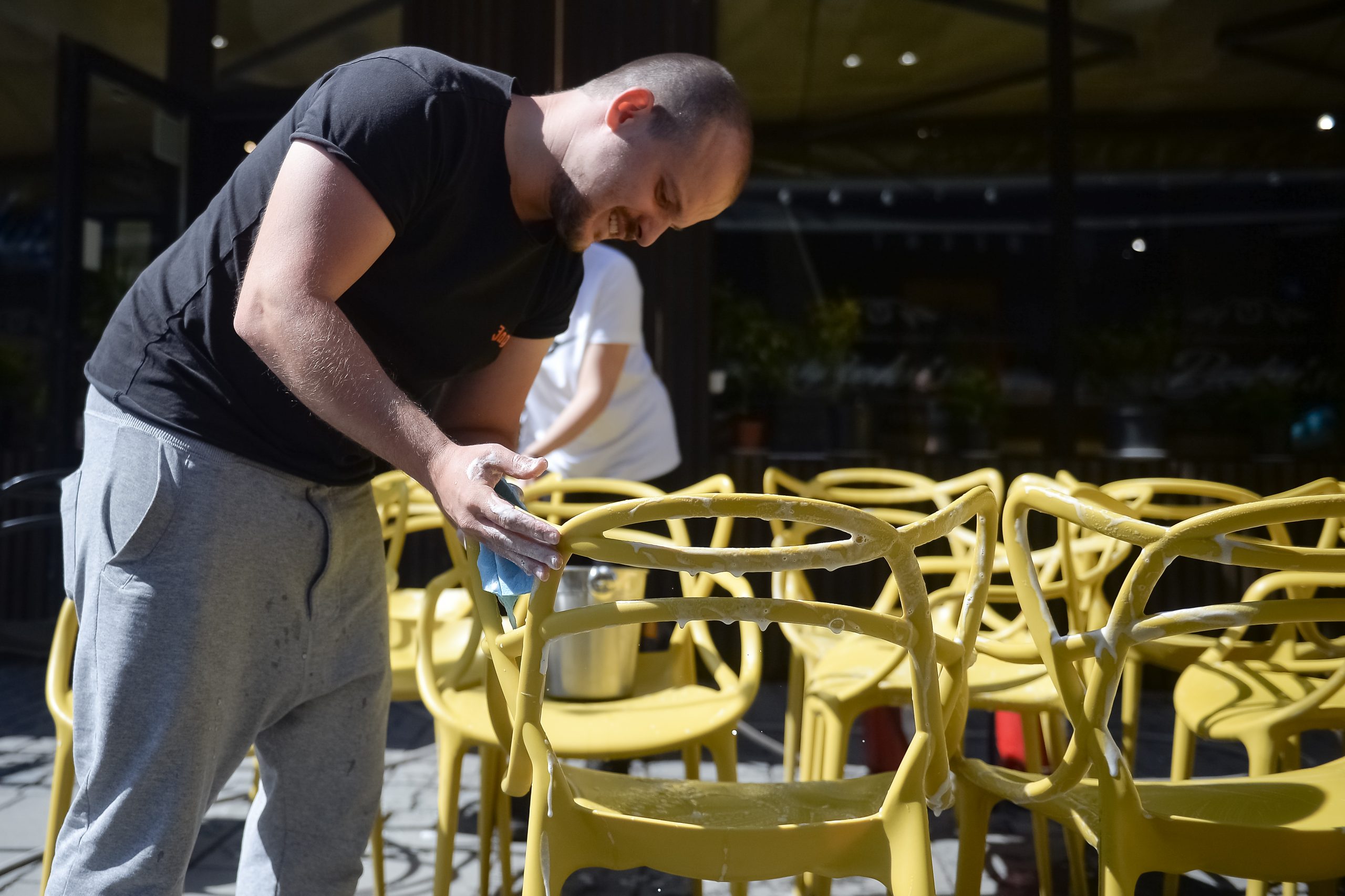 Nu e nevoie să îți dai CNP-ul când faci rezervare pentru a ieși la terasă. Ce spune premierul