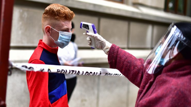 Evaluare Națională cu mască pe față și cu ochelarii aburiți. Cum comentează elevii condițiile speciale la care au fost supuși