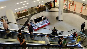 Preocupat de înnoirea garderobei, „uiţi“ să porţi masca la mall