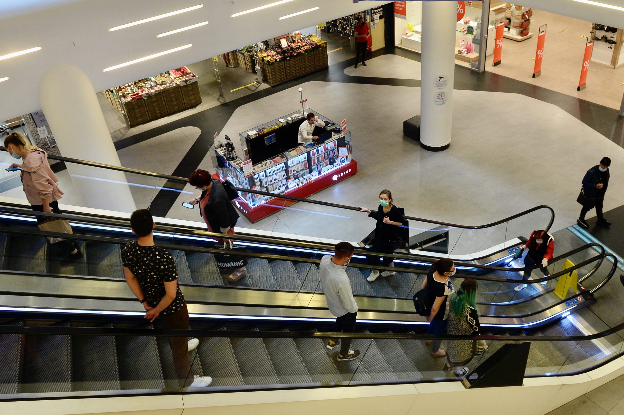 Preocupat de înnoirea garderobei, „uiţi“ să porţi masca la mall