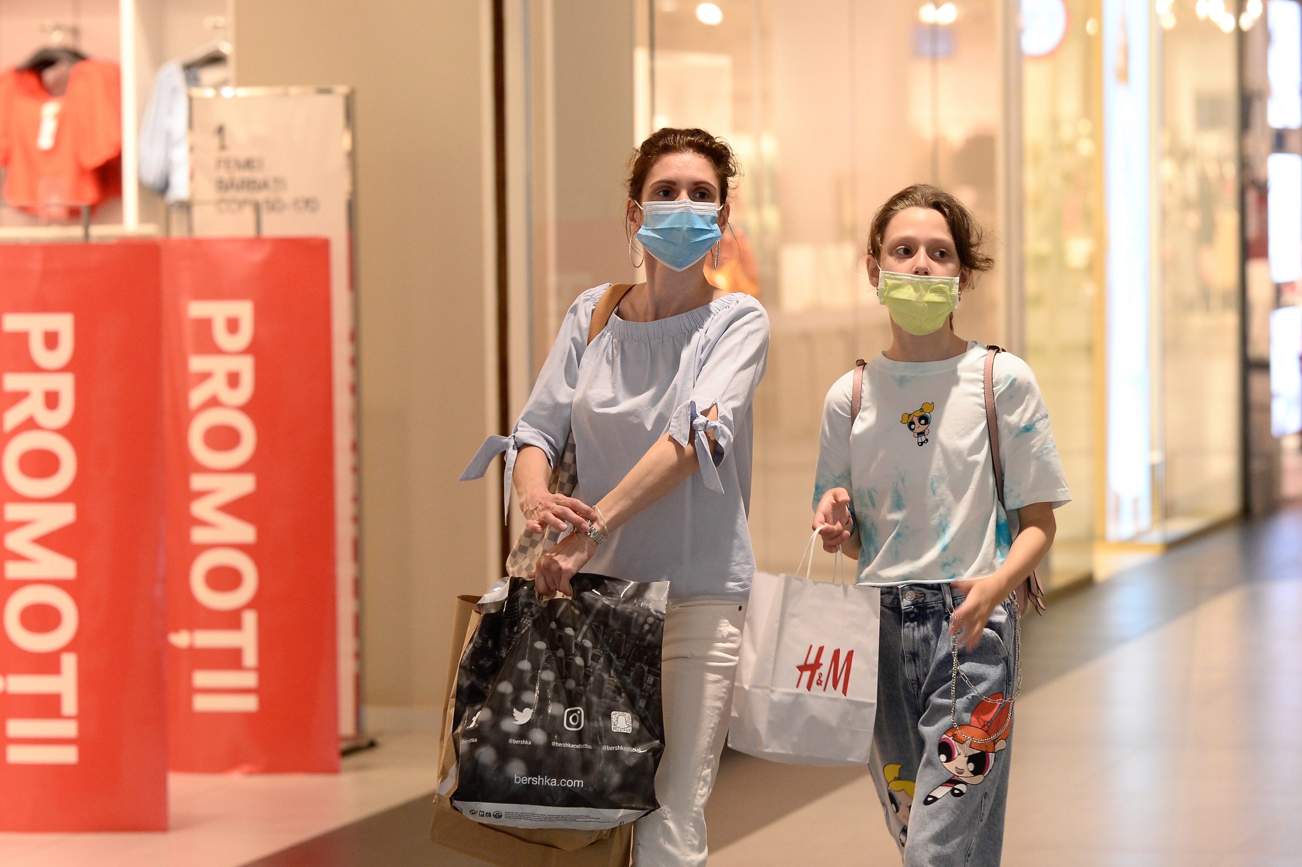 Cumpărături de Crăciun pe ultima sută de metri. Oamenii au uitat de pandemie și au format cozi în fața magazinelor