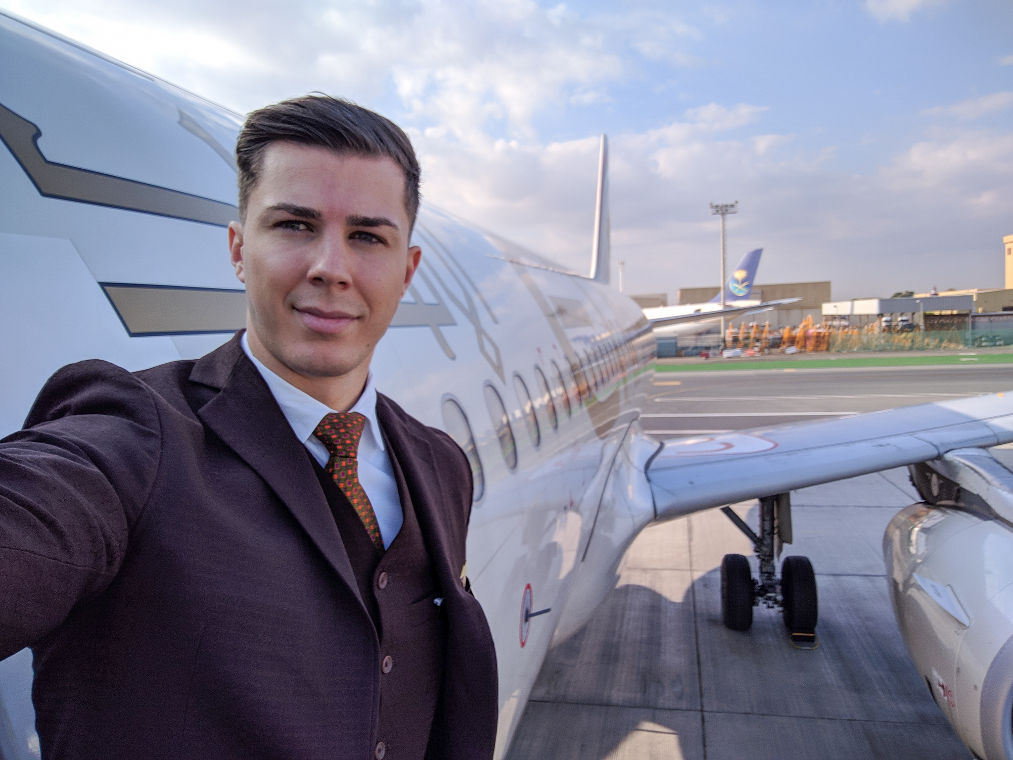 Un român, însoţitor de zbor în Abu Dhabi, investeşte cu toată încrederea în criptomonede: ”Sunt o investiţie de backup”