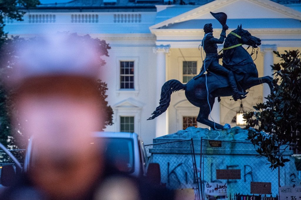 Protestatarii BLM au încercat să distrugă statuia fostului președinte american Andrew Jackson, din apropierea Casei Albe