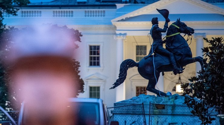 Protestatarii BLM au încercat să distrugă statuia fostului președinte american Andrew Jackson, din apropierea Casei Albe