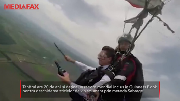 VIDEO Daniel Frumusachi, sommelier din Republica Moldova, a deschis un vin spumant cu sabia, în timp ce sărea cu parașuta