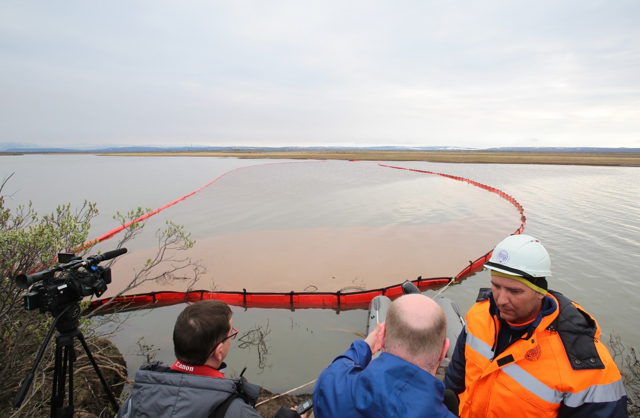 Dezastru ecologic în Norilsk. Putin a declarat stare de urgență după ce 20.000 de tone de petrol s-au scurs în raul Ambarnaya