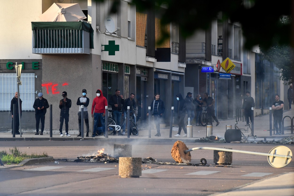 Comunitățile rivale din Dijon s-au luptat pe străzi timp de patru nopți. Localnicii: „Ne-am simțit abandonați de polițiști”