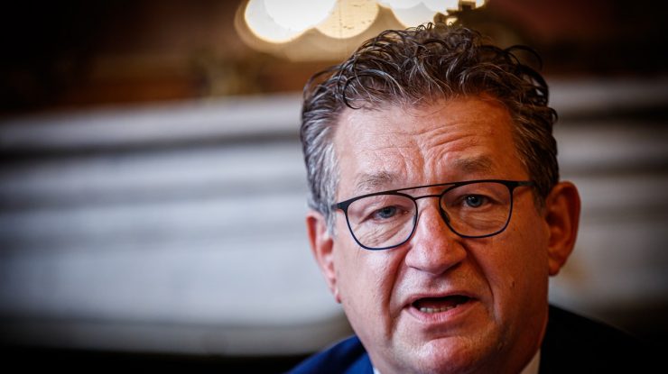 Primarul orașului Bruges a fost înjunghiat în gât, în plină zi. Care este starea primarului și cine este atacatorul