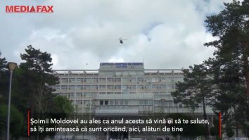 Gest inedit pentru medicii de la Spitalul Județean Suceava: sute de trandafiri au căzut din elicopter, în semn de mulțumire pentru aceștia