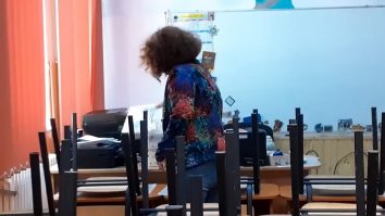 Final de an școlar în vreme de Covid-19. Gestul neobişnuit făcut de învăţătoarea Cristina, la despărţirea de „copiii ei“