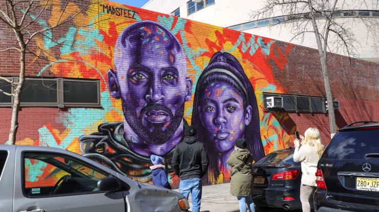 Soția lui Kobe Bryant a dat în judecată familia pilotului care se afla la manșa elicopterului. Pilotul nu este la prima sancțiune de acest fel