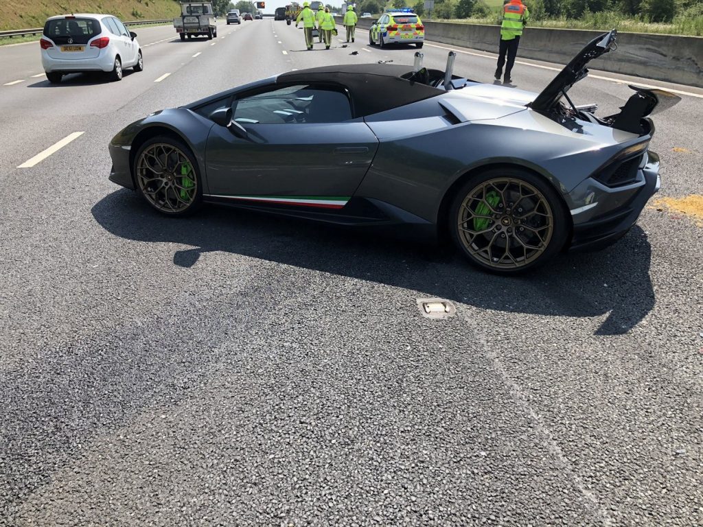 Lamborghini de peste 200.000 de euro, distrus la 20 de minute după ce șoferul l-a scos din showroom