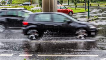 masini care circula prin ploaie.