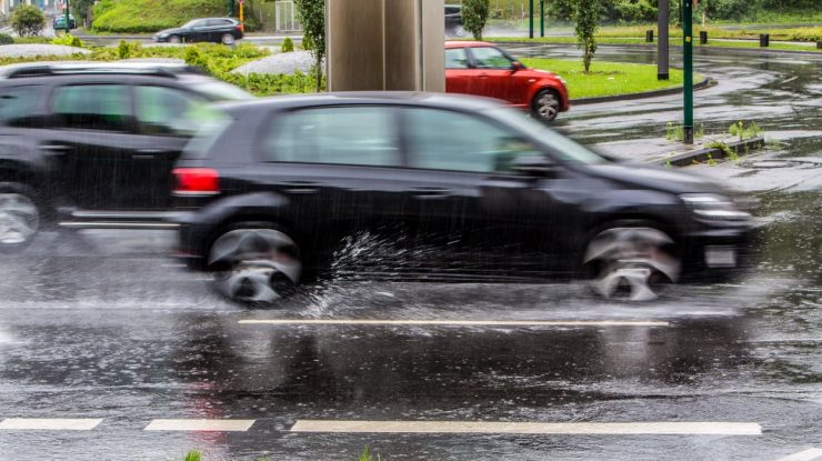 masini care circula prin ploaie.