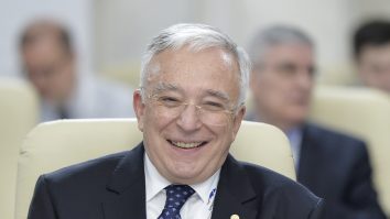 Isărescu e mai bogat. Ce venituri a avut guvernatorul BNR, anul trecut, din salarii și pensii