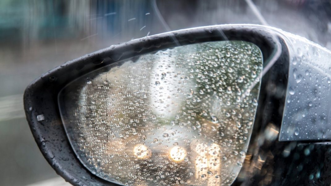 ploaie vazuta in oglinda retrovizoare.