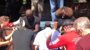 Momentul în care poliţiştii spală picioarele unor americani de culoare în SUA, în timpul protestelor