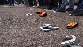 Polițiștii din Franța se simt „insultați“. Și-au „aruncat“ cătușele în semn de protest. VIDEO