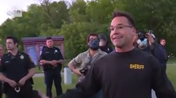 Un șerif american s-a alăturat protestatarilor din SUA. Cum au reacționat oamenii