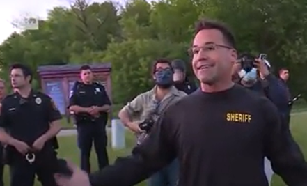 Un șerif american s-a alăturat protestatarilor din SUA. Cum au reacționat oamenii