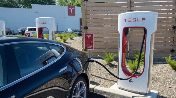 Volkswagen avertizează că producţia de baterii pentru vehiculele electrice este o provocare mai mare decât interzicerea motoarelor cu combustie în UE