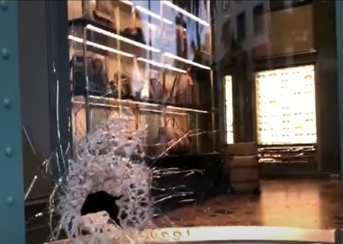 Ziua 6 de proteste în SUA. Magazinele Gucci și Chanel, de pe celebra Rodeo Drive, jefuite de manifestanți VIDEO