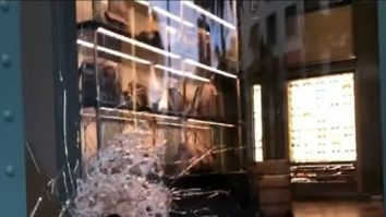 Ziua 6 de proteste în SUA. Magazinele Gucci și Chanel, de pe celebra Rodeo Drive, jefuite de manifestanți VIDEO
