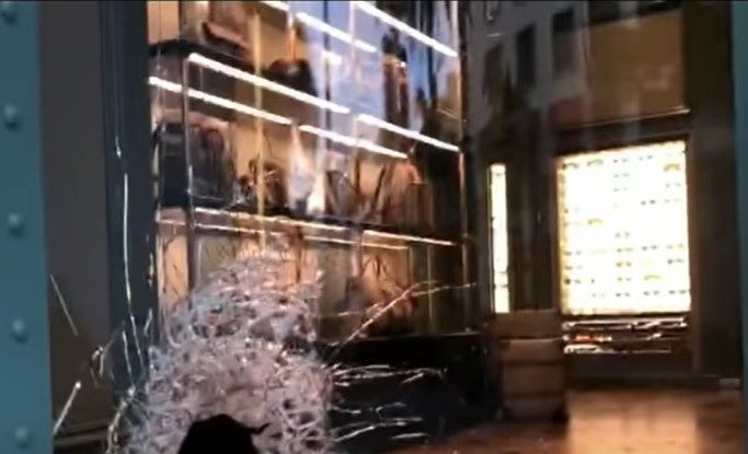 Ziua 6 de proteste în SUA. Magazinele Gucci și Chanel, de pe celebra Rodeo Drive, jefuite de manifestanți VIDEO