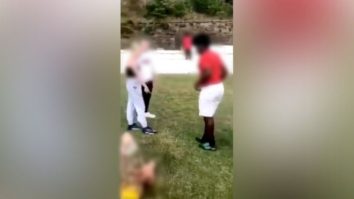 Doi adolescenți britanici arestați după ce au lovit un afroamerican. ”Îngenunchează și pupă-mi pantofii!”