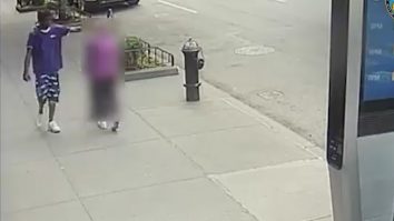 Atac revoltător, filmat în New York. Un tânăr împinge cu brutalitate o femeie de 92 de ani