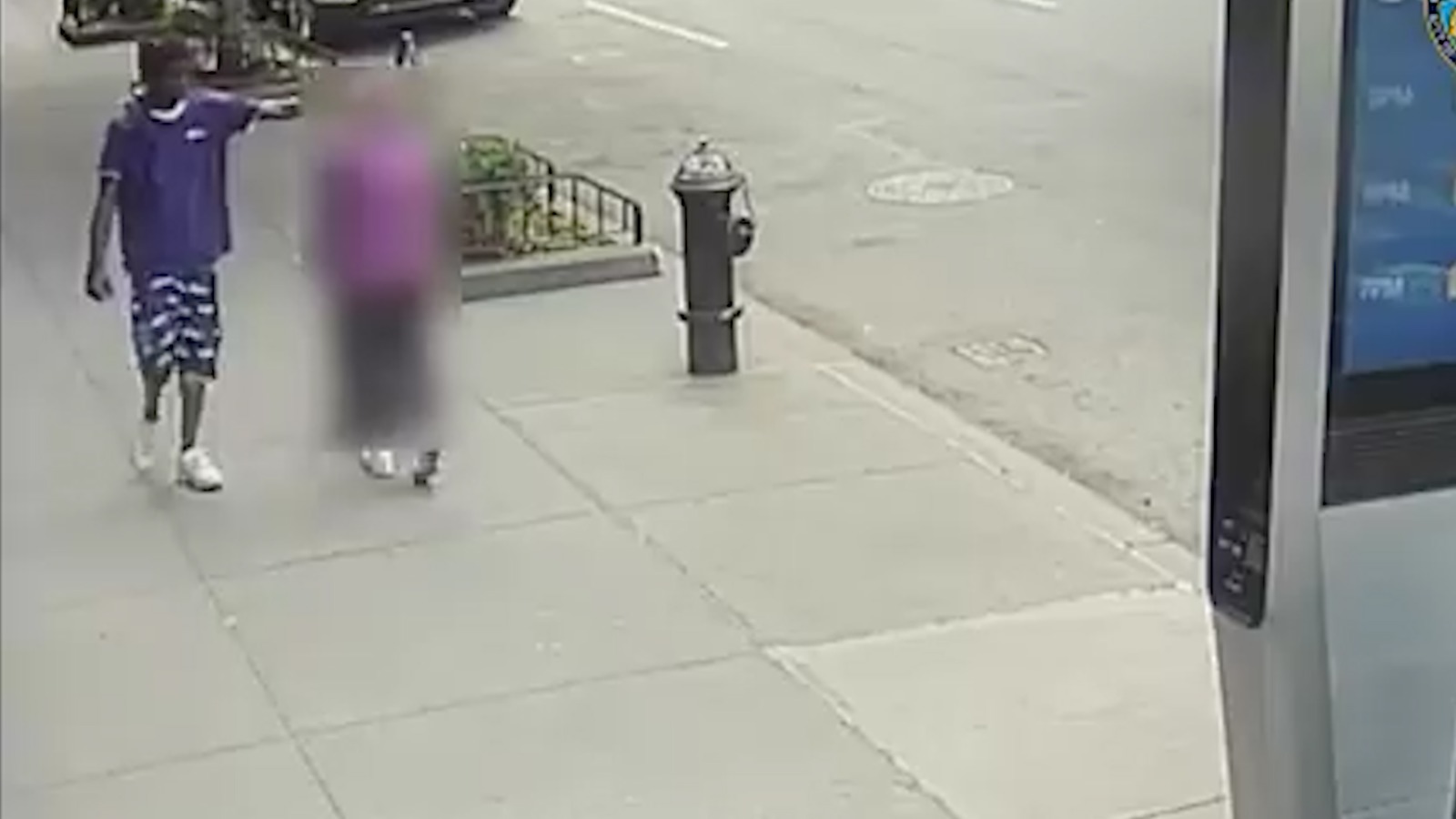 Atac revoltător, filmat în New York. Un tânăr împinge cu brutalitate o femeie de 92 de ani