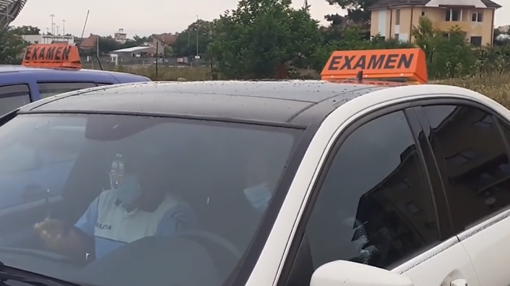 Mai puțini candidați pentru examenul auto. Măsurile anti-coronavirus o fac pe poliţista Valentina mai „îngăduitoare“