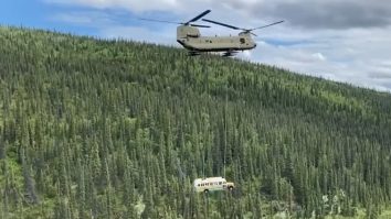 Momentul în care celebrul autobuz din filmul „Into The Wild“ e scos din sălbăticie cu un elicopter
