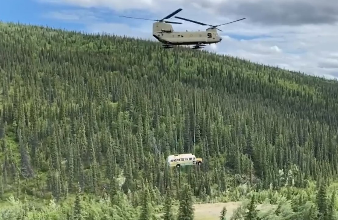 Celebrul autobuz din filmul „Into The Wild“ a fost scos din sălbăticie cu un elicopter
