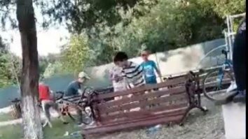 În loc de pedeapsă, discuție la o pizza. Un primar va vorbi cu copiii care au dărâmat bănci într-un parc