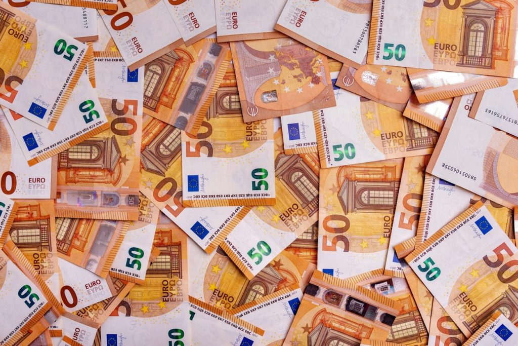 Bancnote false de 50 de euro, distribuite în cel puțin 15 orașe din România. DIICOT Timișoara și poliția au intervenit
