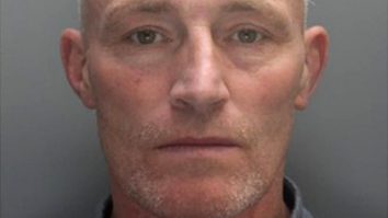 Un englez a incendiat o antenă de telefonie mobilă Vodafone, crezând că este 5G și va ajuta la răspândirea COVID-19