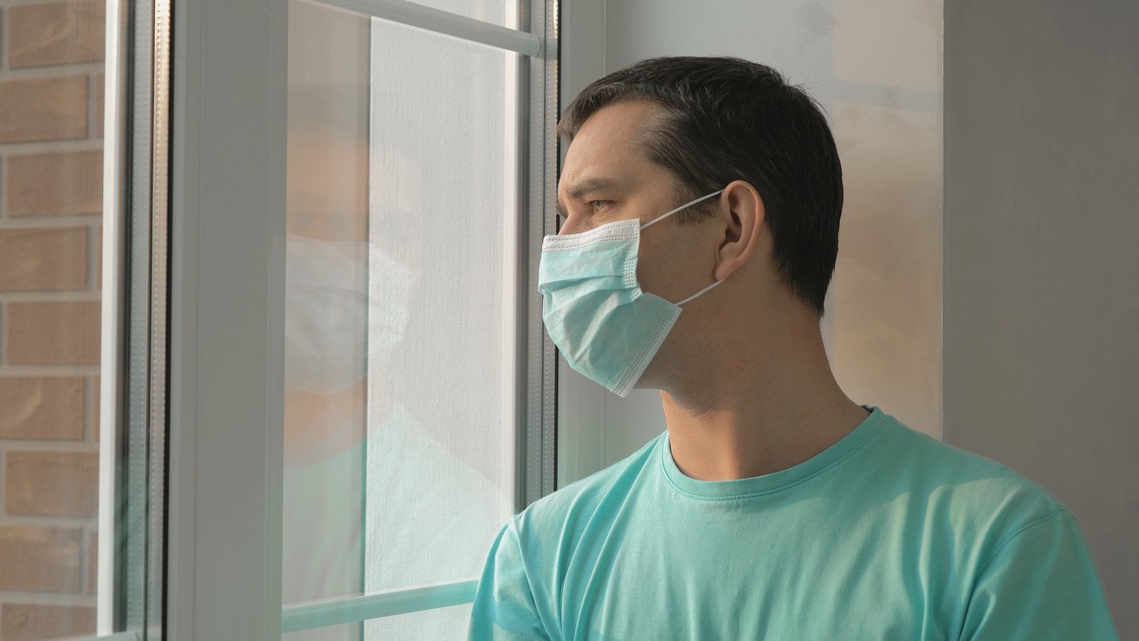 Fact check Reuters:  Banda metalică de la măștile chirurgicale NU este o antenă 5G