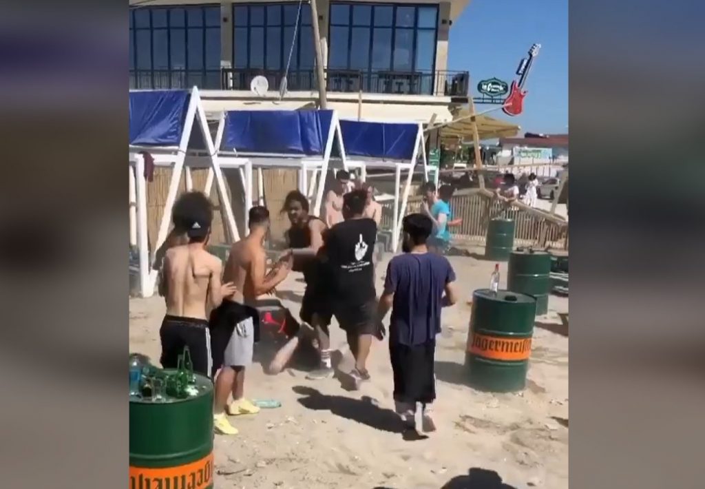 S-au luat la bătaie pe o plajă din Vama Veche. Poliția s-a autosesizat după ce video-ul cu tinerii a apărut pe internet