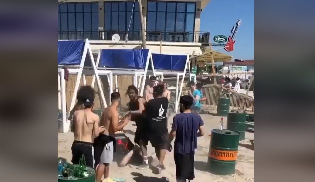 S-au luat la bătaie pe o plajă din Vama Veche. Poliția s-a autosesizat după ce video-ul cu tinerii a apărut pe internet