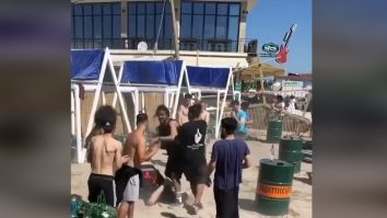 S-au luat la bătaie pe o plajă din Vama Veche. Poliția s-a autosesizat după ce video-ul cu tinerii a apărut pe internet