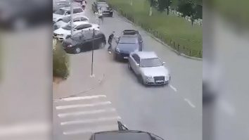 Reglare de conturi în plină stradă între două grupuri rivale din Craiova. Bătăuşii au folosit cuţite şi bâte