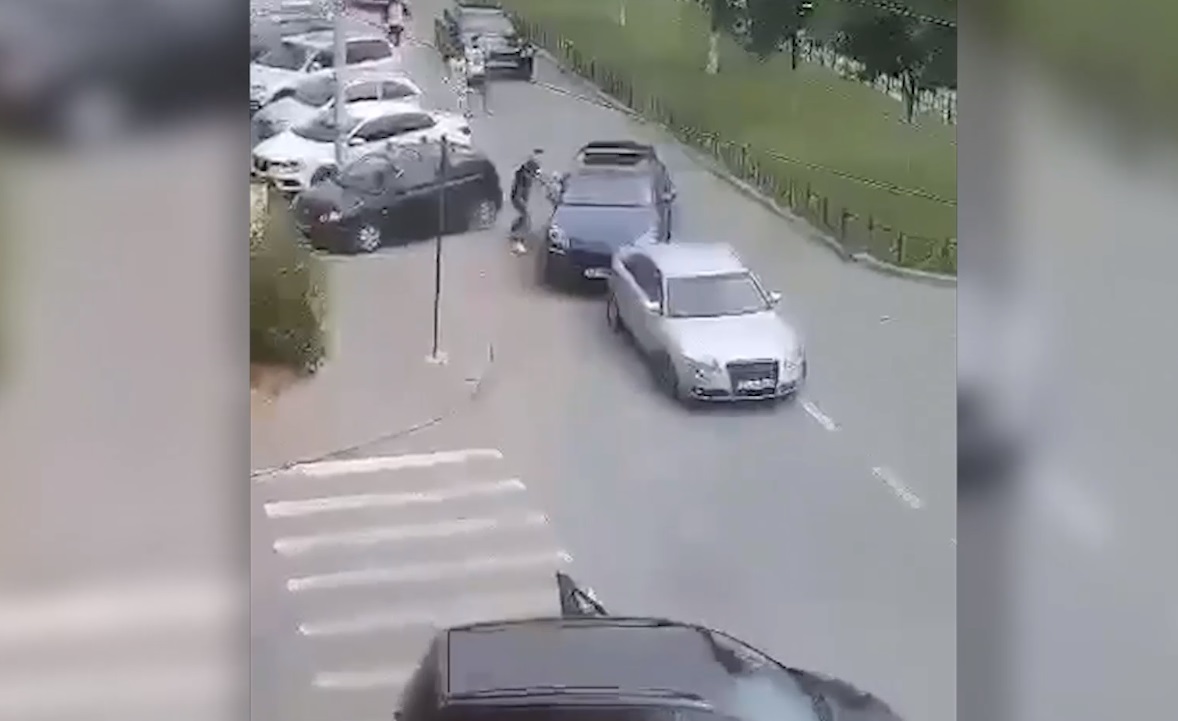 Reglare de conturi în plină stradă între două grupuri rivale din Craiova. Bătăuşii au folosit cuţite şi bâte