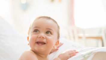 bebelus care zambeste.