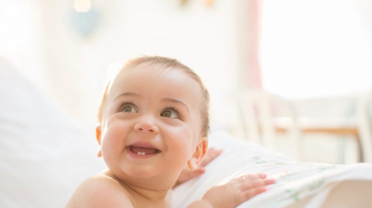 bebelus care zambeste.