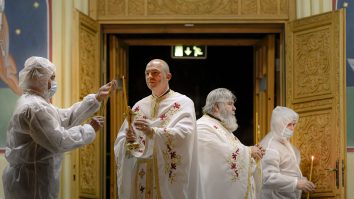 Credincioșii pot merge din nou la biserică. Uite cum se vor organiza slujbele și ce reguli sunt obligatorii pentru intrarea în biserică