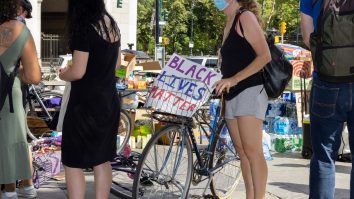 Video devenit viral după ce doi afro-americani, mamă și fiu, nu sunt lăsați să intre într-un restaurant