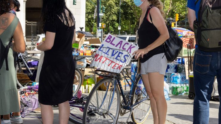 Video devenit viral după ce doi afro-americani, mamă și fiu, nu sunt lăsați să intre într-un restaurant